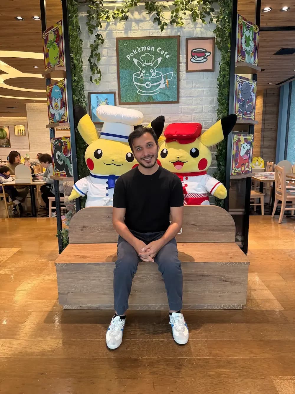 Persona en pokemon cafe tokio